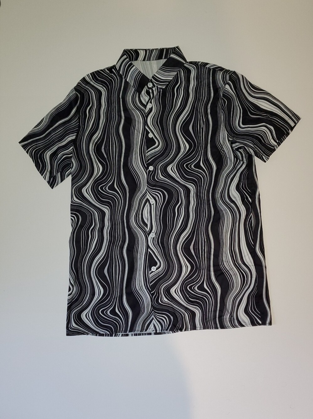 Men's Black & White Wave Print Short-Sleeve Shirt